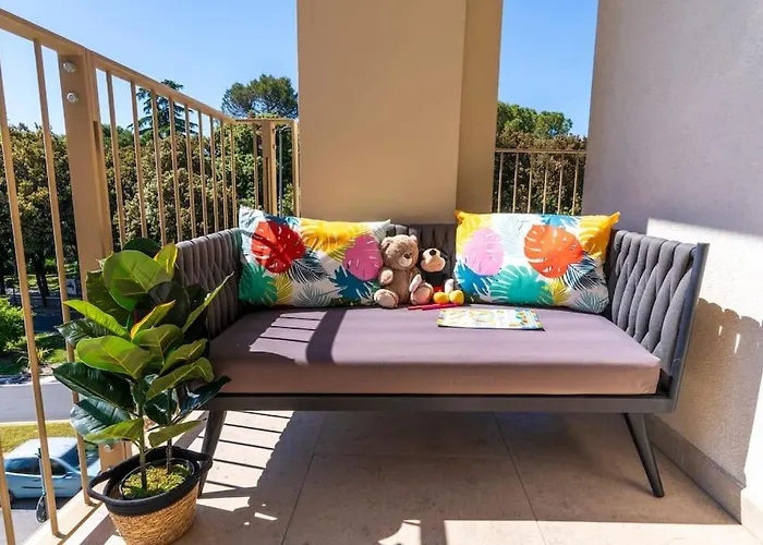 Rossini Vicino Al Teatro Rossini By Yohome